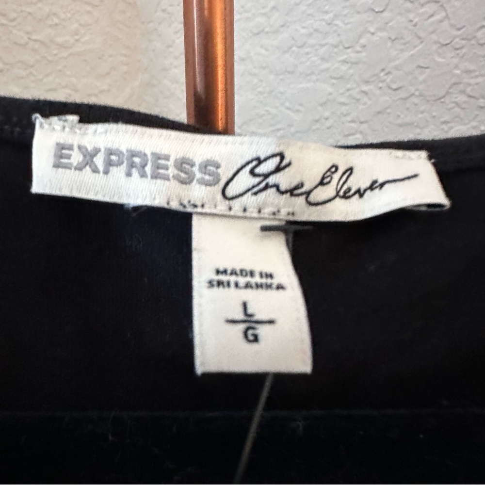 Express One Eleven Top - Picture 4 of 5